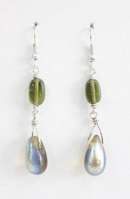 Glas-Ohrring "Drop" olive-pearly