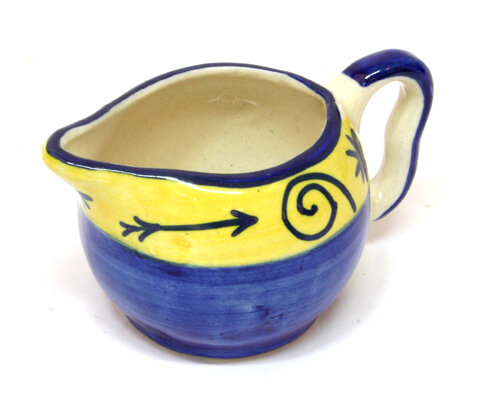 *Keramik-Milchkännchen, blau/gelb. Rand